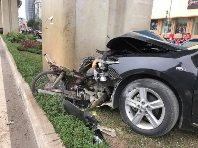 Xe chỉ dừng lại khi ép 1 chiếc xe máy vào vào cột dải phân cách trên đường cao tốc.
