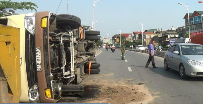 Chiếc xe khách bị lật khiến giao thông ùn tắc.