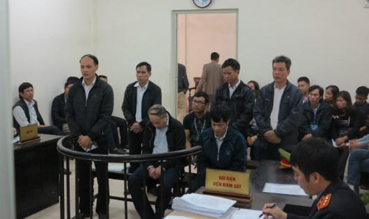 Các bị cáo nguyên là cán bộ Quỹ TDND Phùng Xá hầu tòa.
