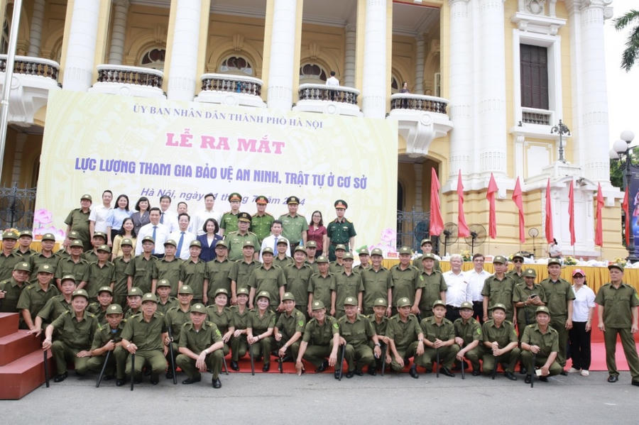 Lễ ra mắt lực lượng tham gia bảo vệ ANTT ở cơ sở ở Hà Nội.