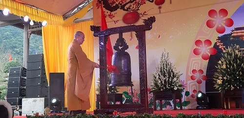 Hòa Thượng Thích Thanh Nhiễu gõ chuông khai hội.