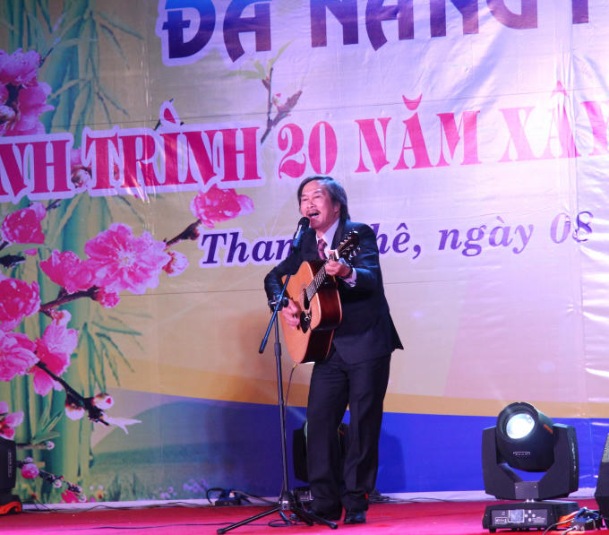 Trong đêm thơ, Nhạc sĩ Ái Nghĩa - Chủ tịch Hội âm nhạc thành phố cũng góp vui bằng một ca khúc "Vu gia gõ mạn thuyền ta hát" của nhà thơ Bùi Xuân do chính nhạc sĩ phổ nhạc. (Ảnh: Vân Trương)