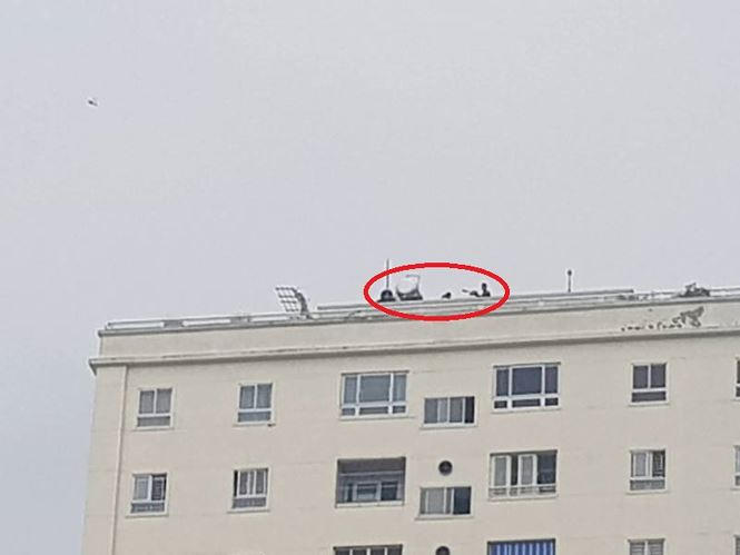Cảnh sát có mặt tại tầng thượng chung cư Tecco bao quát hiện trường.