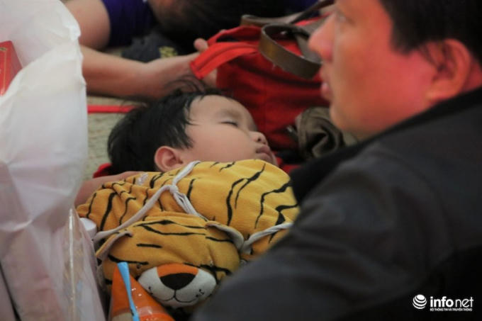 Một em b&eacute; say ngủ tại sảnh chờ