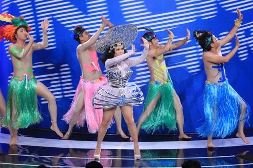 D&agrave;n trưởng ph&ograve;ng Ơn giời ăn vận sexy, h&ograve;a m&igrave;nh v&agrave;o vũ điệu Carnival