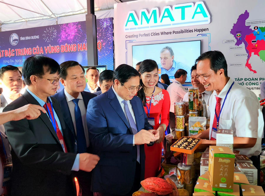 Thủ tướng Phạm Minh Chính tham quan gian hàng giới thiệu sản phẩm thế mạnh vùng Đông Nam Bộ.