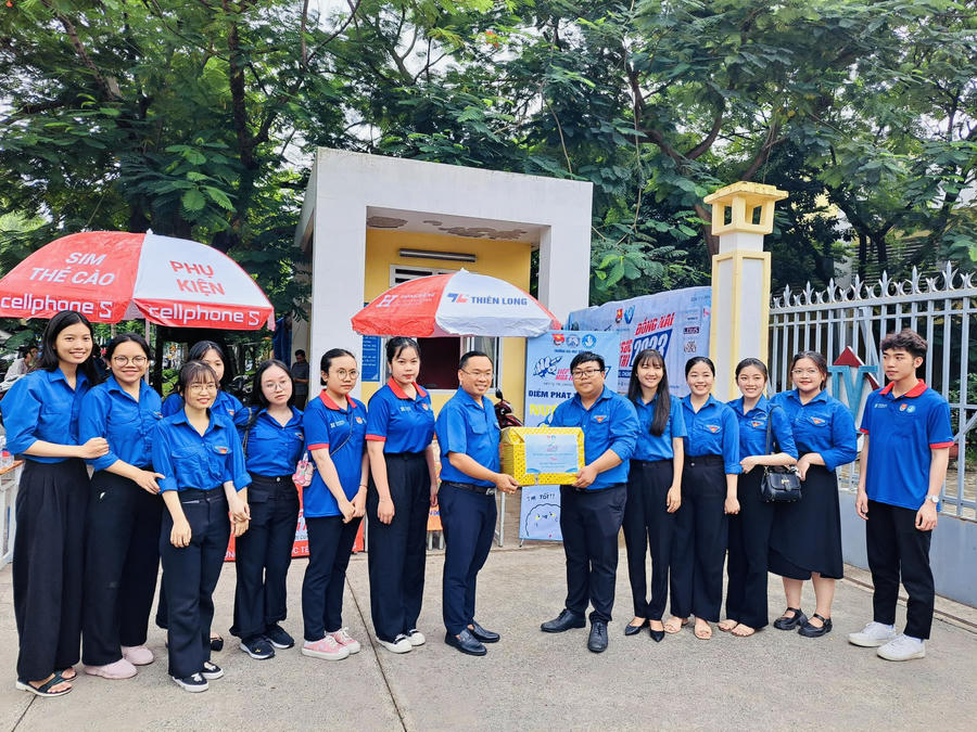 Bí thư Tỉnh đoàn Đồng Nai Nguyễn Minh Kiên thăm và tặng quà tại điểm thi Lương Thế Vinh.