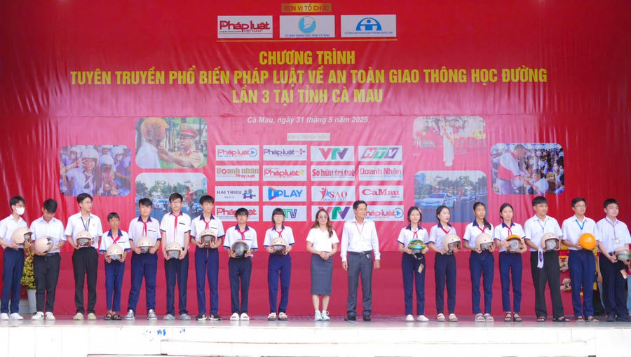 Lãnh đạo Sở Giáo dục và Đào tạo Cà Mau, trao tặng nón bảo hiểm cho các em học sinh.