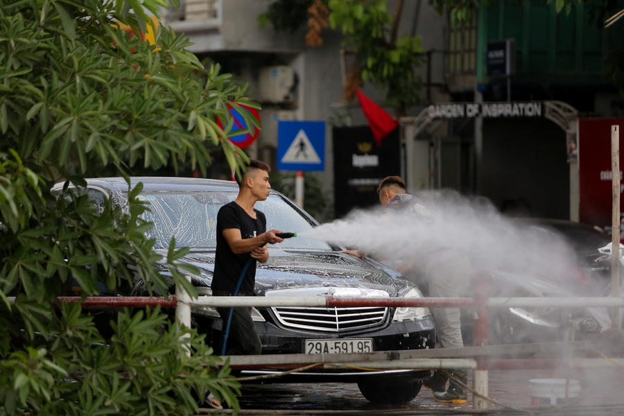 Hà Nội: Rửa xe 200 nghìn đồng/lượt, khách vẫn ùn ùn xếp hàng - 8