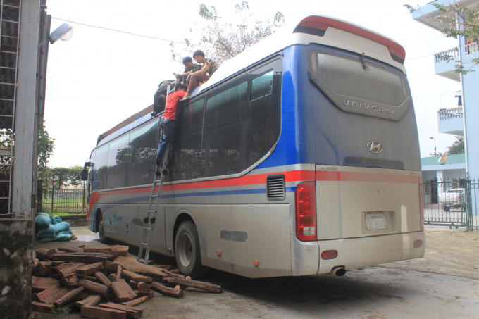 Chiếc xe biển số Lào cùng số gỗ trắc đã bị bắt giữ.