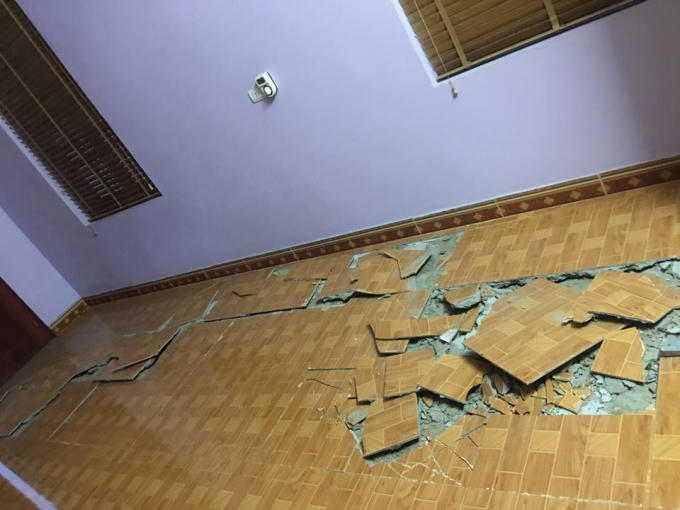 Nền nhà bị bật lên sau vụ nổ. Ảnh Mỹ Linh Nghiêm.