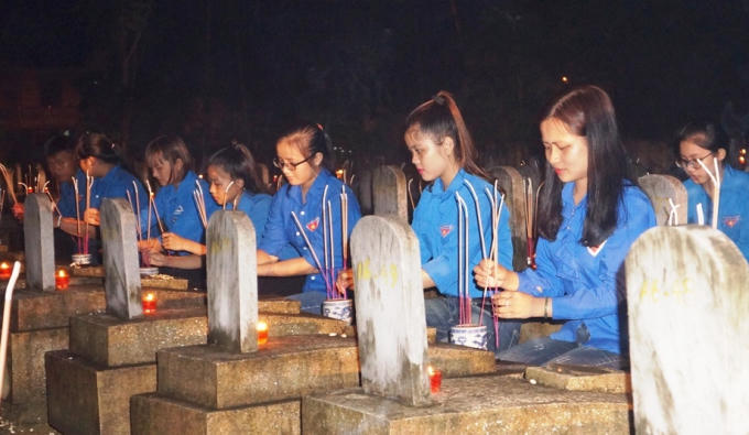 Đoàn viên thanh niên thành kính dâng lên vong linh các anh hùng liệt sỹ những nén hương lòng.