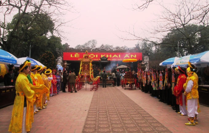 Chân nhang đã được rước về đền Thiên Trường.