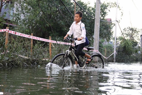 Trẻ em đi học trên "đường thủy" như thế này rất nguy hiểm