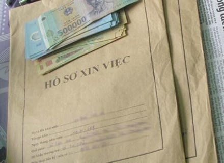 Các bị cáo lừa đảo bằng hình thức nhận tiền đặt cọc xin việc vào cơ quan Nhà nước. Ảnh minh họa