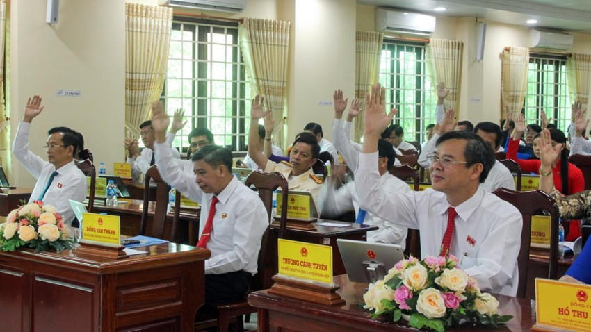 Các đại biểu thông qua Nghị quyết về bố trí vốn ngân sách địa phương để bồi thường, hỗ trợ, tái định cư dự án cao tốc Châu Đốc - Cần Thơ - Sóc Trăng (đoạn qua địa bàn tỉnh). Ảnh: BT