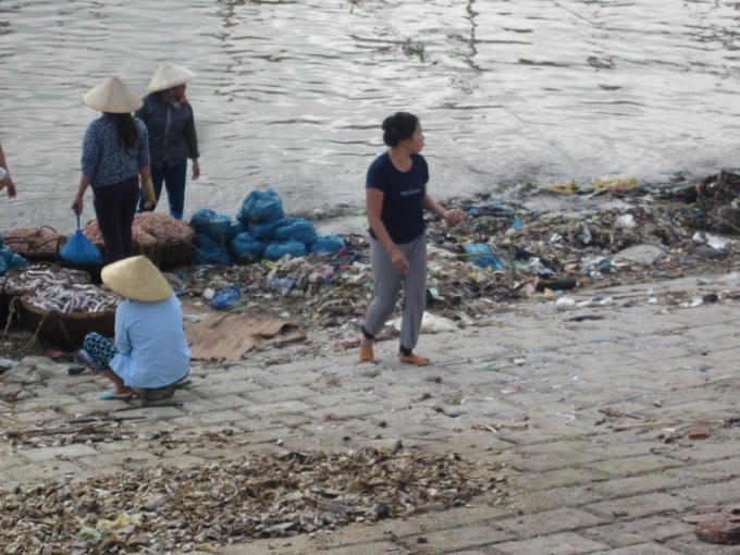 Dưới biển thì người dân đánh bắt, trên triền đê thì thải rác và là nơi chế biến hải sản mỗi khi có thuyền về; Tôm, cá... được phơi trên rác Nơi vui chơi của trẻ em cũng ngay trên bãi rác. Trên bờ là hoạt động buôn bán, trò chuyện hàng ngày. các cống nước sinh hoạt hàng ngày được thải trực tiếp ra biển. Đen xì và hôi thối.