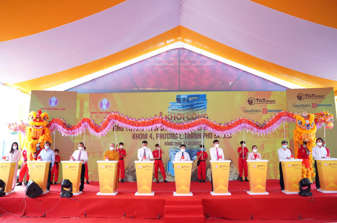 Đại diện Tập đoàn T&amp;amp;T Group cùng các vị đại biểu bấm nút khởi công dự án