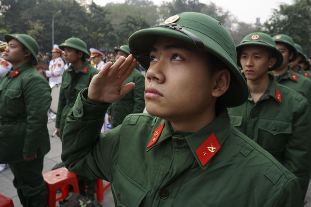Các tân binh thực hiện lễ chào cờ. Tại lễ giao quân ở quận Đống Đa, có 87/98 công dân được giao cho 4 đơn vị quân đội thuộc Quân chủng Phòng không Không quân, Bộ Tư lệnh Thủ đô và Tổng cục Hậu cần. 11 công dân còn lại nhập ngũ vào Công an.