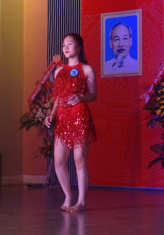 Thí sinh Lê Thị Mỹ Lành trong phần thi năng khiếu