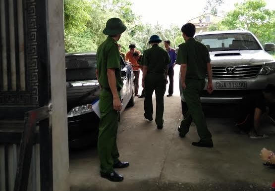 Hiện trường sau khi nhóm thanh niên manh động đã rút đi.