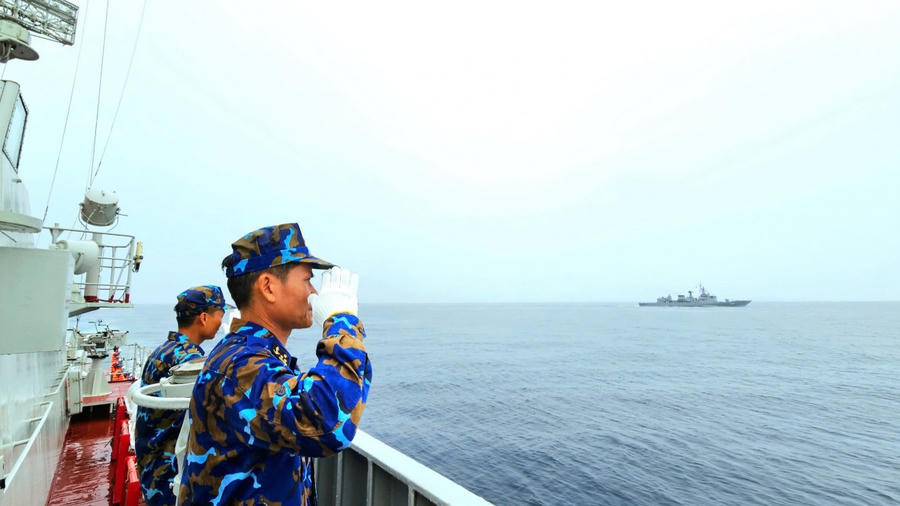 Chỉ huy biên đội tàu tuần tra Hải quân Việt Nam và cán bộ chiến sĩ Tàu 263 chào tạm biệt Biên đội tàu Hải quân Hoàng gia Thái Lan sau khi kết thúc tuần tra chung