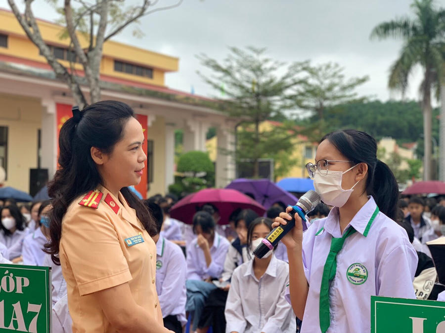Học sinh Trường Trung học phổ thông Hoành Bồ tham gia trả lời các câu hỏi tình huống. Ảnh Công an tỉnh Quảng NInh