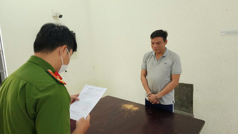 Công an quận Thanh Khê tống đạt các quyết định khởi tố đối với Doãn Đức Lập (Ảnh: Công an Đà Nẵng).