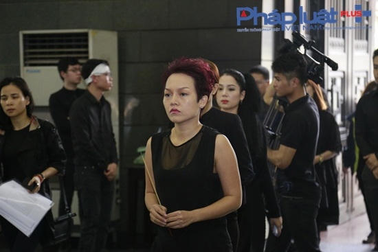 Ca sĩ Thái Thùy Linh nghẹn ngào thắp nén hương tưởng nhớ nhạc sĩ Trần Lập. 