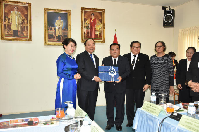 Thủ tướng Nguyễn Xuân Phúc cùng phu nhân tặng sách cho Trung tâm văn hóa hữu nghị.