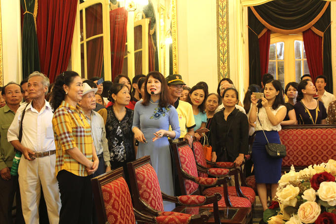 Theo bà Nguyễn Thị Minh Nguyệt, giám đốc Nhà hát Lớn: "Hướng dẫn viên do nhà hát phụ trách, để hướng dẫn tham quan du lịch thì nhà hát nhờ Tổng cục Du lịch chọn hướng dẫn viên đào tạo để nâng cao trình độ và kỹ năng. Trước mắt, việc mở tour tham quan là một tuần hai buổi, tháng 9 -12 đang trong giai đoạn thử nghiệm. Hiện có 5-7 hướng dẫn viên. Năm 2018 nhà hát sẽ tăng cường đội ngũ hướng dẫn viên.Theo bà Nguyệt, nhà hát cũng đang thử nghiệm chương trình tham quan kèm xem biểu diễn nghệ thuật, còn tour tham quan riêng chưa xây dựng. "Hiện buổi tối nhà hát có lịch diễn nên nếu đưa khách tham quan thường xuyên thì không làm được vì còn chuẩn bị cho các chương trình nghệ thuật", bà Nguyệt nói.