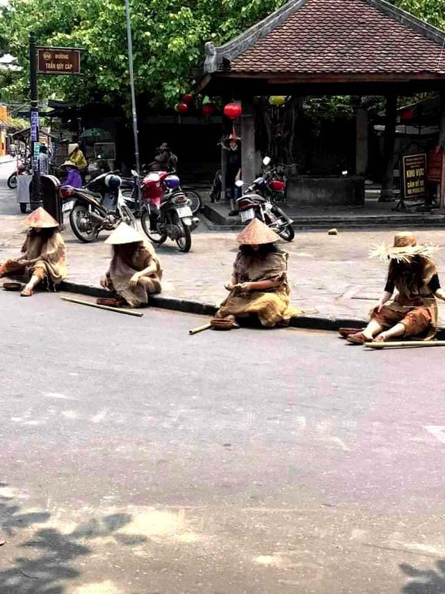 Nhóm người cải trang “diễn trò” ăn xin ở phố cổ Hội An bất ngờ lên tiếng - Ảnh 3.