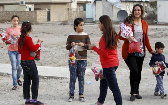 Niềm vui nhỏ của những trẻ em Iraq trong mùa Giáng sinh 2015.  (Ảnh: Reuters)