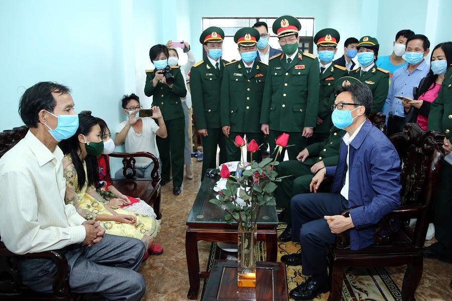 Phó Thủ tướng Vũ Đức Đam thăm, chúc Tết gia đình anh chị Trần Minh Chính, Nguyễn Thị Bích Phương đang cách ly, hai con gái đón Tết cùng ông nội. Ảnh: VGP/Đình Nam