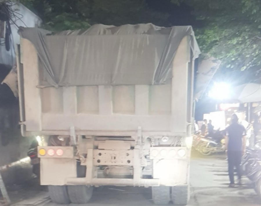 Việc xe tải chở vật liệu thường xuyên ra vào trong ngõ nhỏ không chỉ gây ô nhiễm bụi bặm mà còn tiềm ẩn nguy cơ mất an toàn giao thông