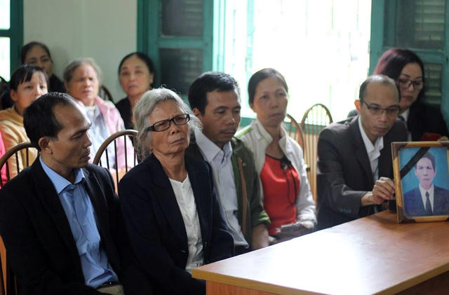 Sáng 24/10/2017, TAND tỉnh Điện Biên tổ chức buổi xin lỗi công khai 3 mẹ con bà Đặng Thị Nga - những người chịu oan sai trong vụ án giết chống, giết cha suốt 28 năm. Ảnh: Giang Long