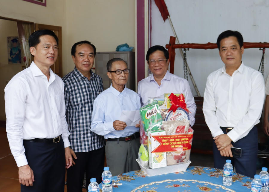 Chủ tịch UBND tỉnh An Giang Hồ Văn Mừng thăm, tặng quà thương binh Trần Văn Sinh (Ảnh: An Di)
