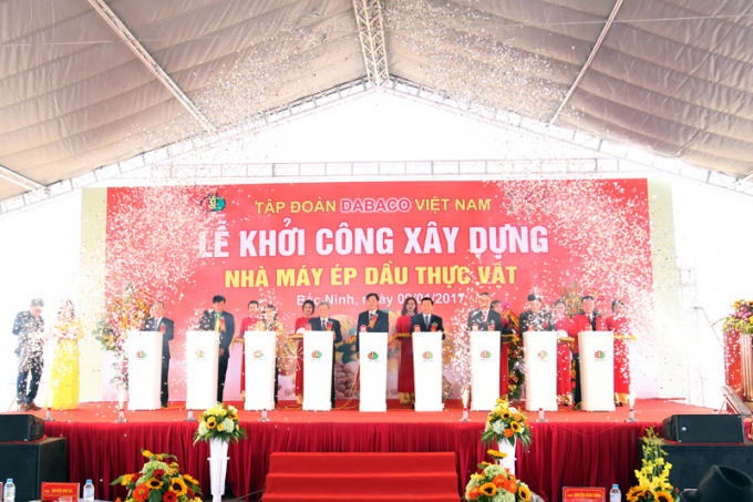 Các đại biểu đồng loạt bấm nút khởi công xây dựng nhà máy ép dầu thực vật của Tập đoàn Dabaco Việt Nam. Ảnh Dabaco.