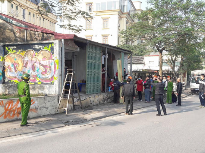 Cơ quan chức năng tiến hành cưỡng chế công trình vi phạm.