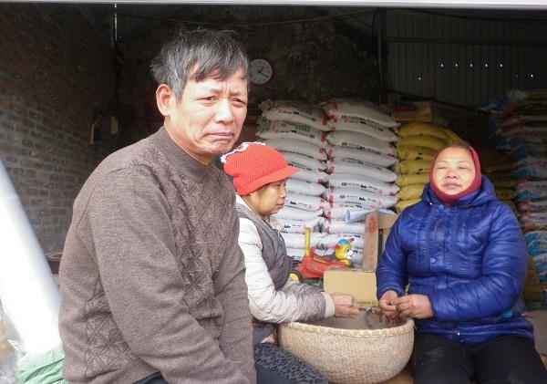 Ông Nguyễn Trần Sơn (Trưởng thôn Trai Trang, Yên Mỹ, Hưng Yên) trả lời phóng viên. Ảnh: Như Trường