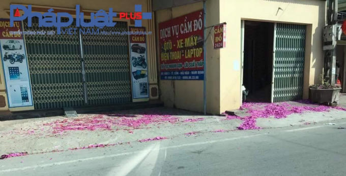 Xác pháo la liệt khắp nơi, đỏ đường ở Thị trấn Cồn, huyện Hải Hậu, tỉnh Nam Định.