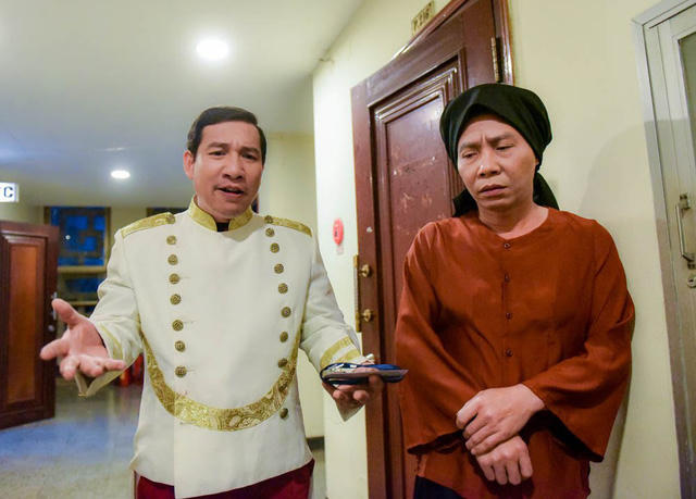 "Cô Đẩu" Công Lý hoá bà già Bắc bộ với áo cánh gián, váy đụp, khăn mỏ quạ... nhưng vẫn tinh nghịch không kém các bạn diễn trong dàn Táo Quân.