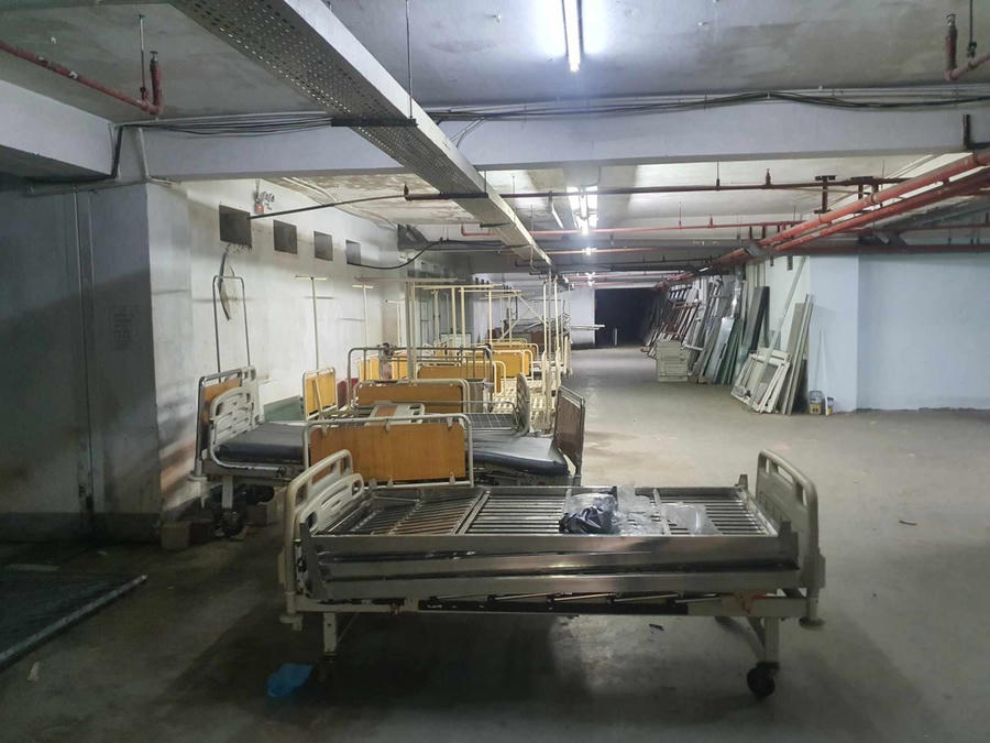 Giường bệnh, các độ vật cũ nằm la liệt.