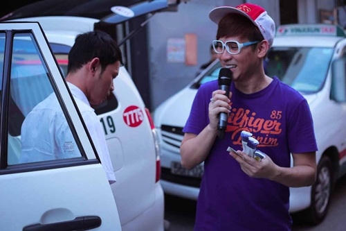 Nguyên Vũ thích thú đi bán kẹo sau hậu trường Danh hài Đất Việt tập 38.