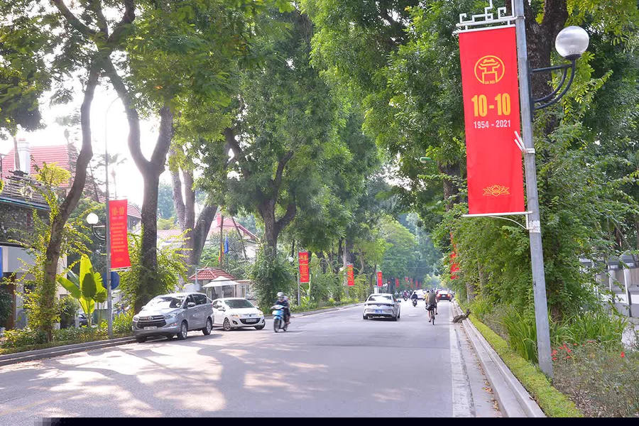 Sắc đỏ phủ trên nhiều tuyến phố tạo nên khí thế hân hoan, phấn khởi đối với các tầng lớp nhân dân.