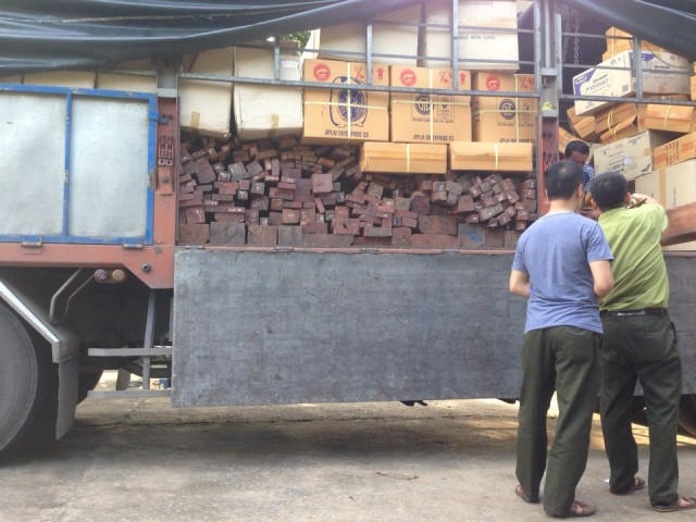 Trạm CSGT Quảng Xương bắt giữ 6m3 gỗ nhóm 1 không giấy tờ vận chuyển. (Ảnh: CSGT cung cấp)