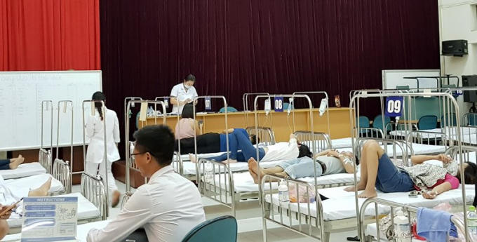 Hội trường của BV được tận dụng, kê 20 giường bệnh cho bệnh nhân sốt xuất huyết. Ảnh: Thúy Hạnh/Vietnamnet.