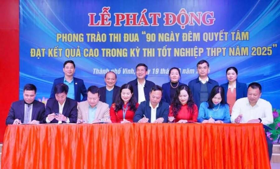 Đại diện các trường THPT tại Nghệ An ký cam kết thực hiện phong trào thi đua.