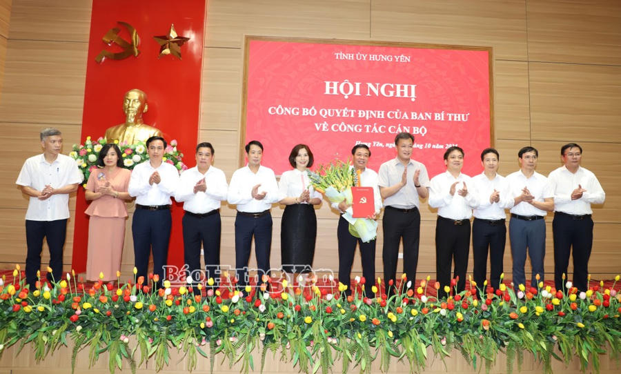 Đồng chí Bí thư Tỉnh ủy Nguyễn Hữu Nghĩa trao quyết định của Ban Bí thư và tặng hoa chúc mừng Ủy ban Kiểm tra Tỉnh ủy. (Ảnh: Báo Hưng Yên).
