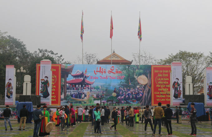Dù ngày mai mới là chính hội nhưng từ sáng sớm, hàng nghìn du khách thập phương đã đổ về thị trấn Lim (Tiên Du - Bắc Ninh) trẩy hội Lim, nghe quan họ và vui các trò chơi dân gian.
